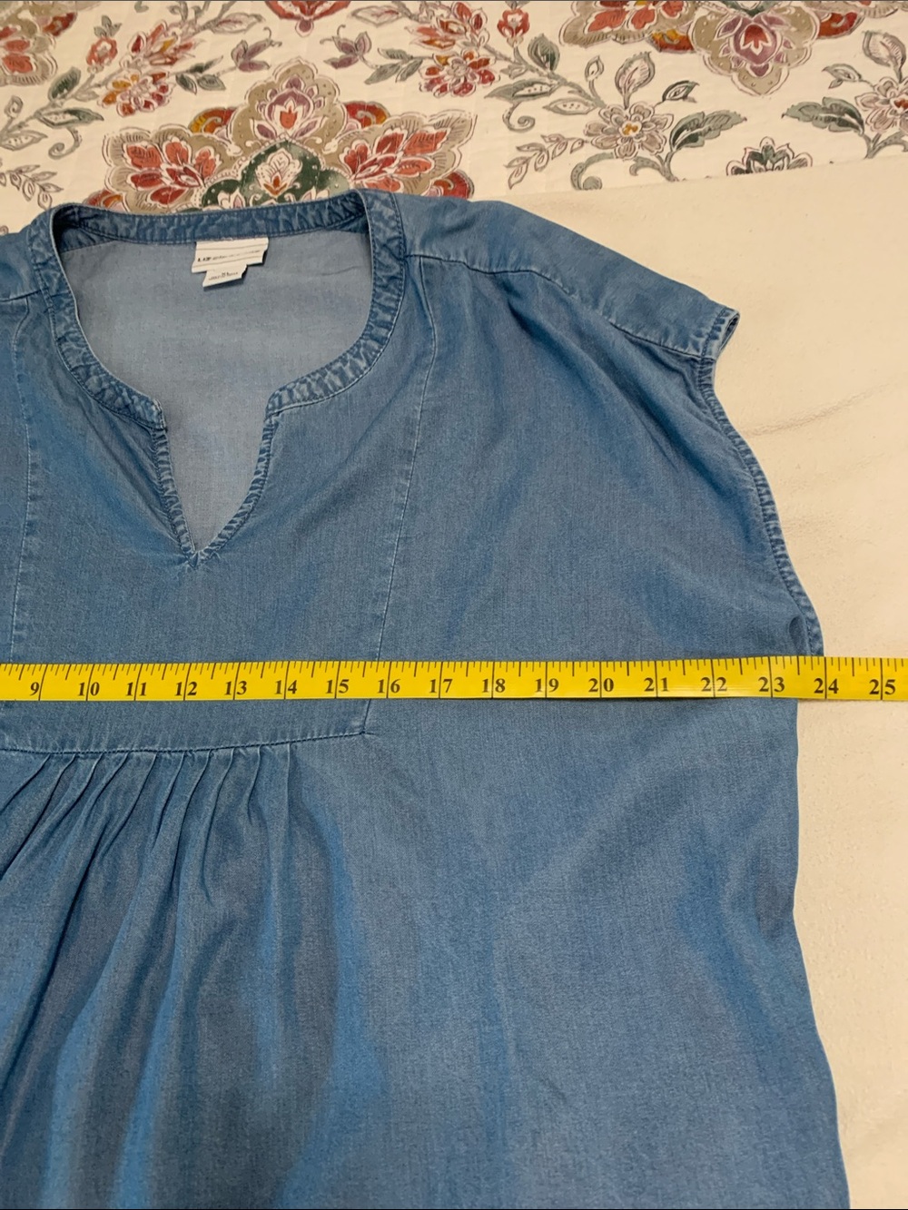 Liz Claiborne Blue Chambray Split-Neck Tunic Blouse - Picture 4 of 7
